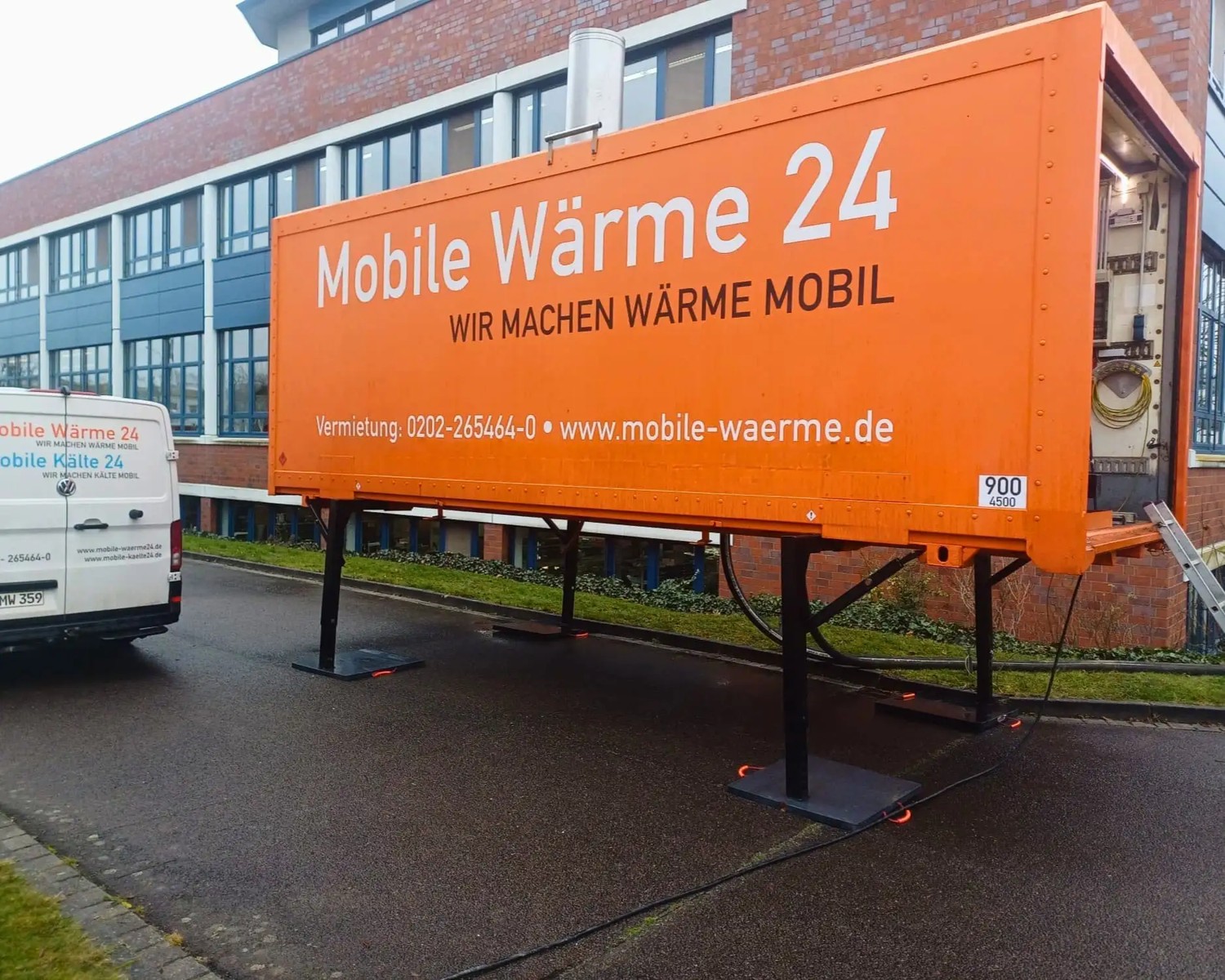 Mobiler Heizcontainer von Mobile Wärme 24 vor einem Gebäude